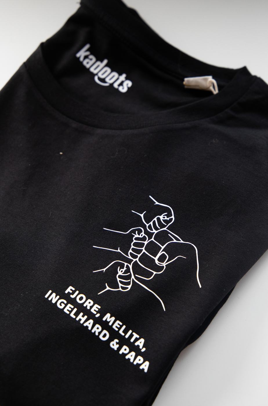 T-shirt met vuist(jes) ▪ bedrukt