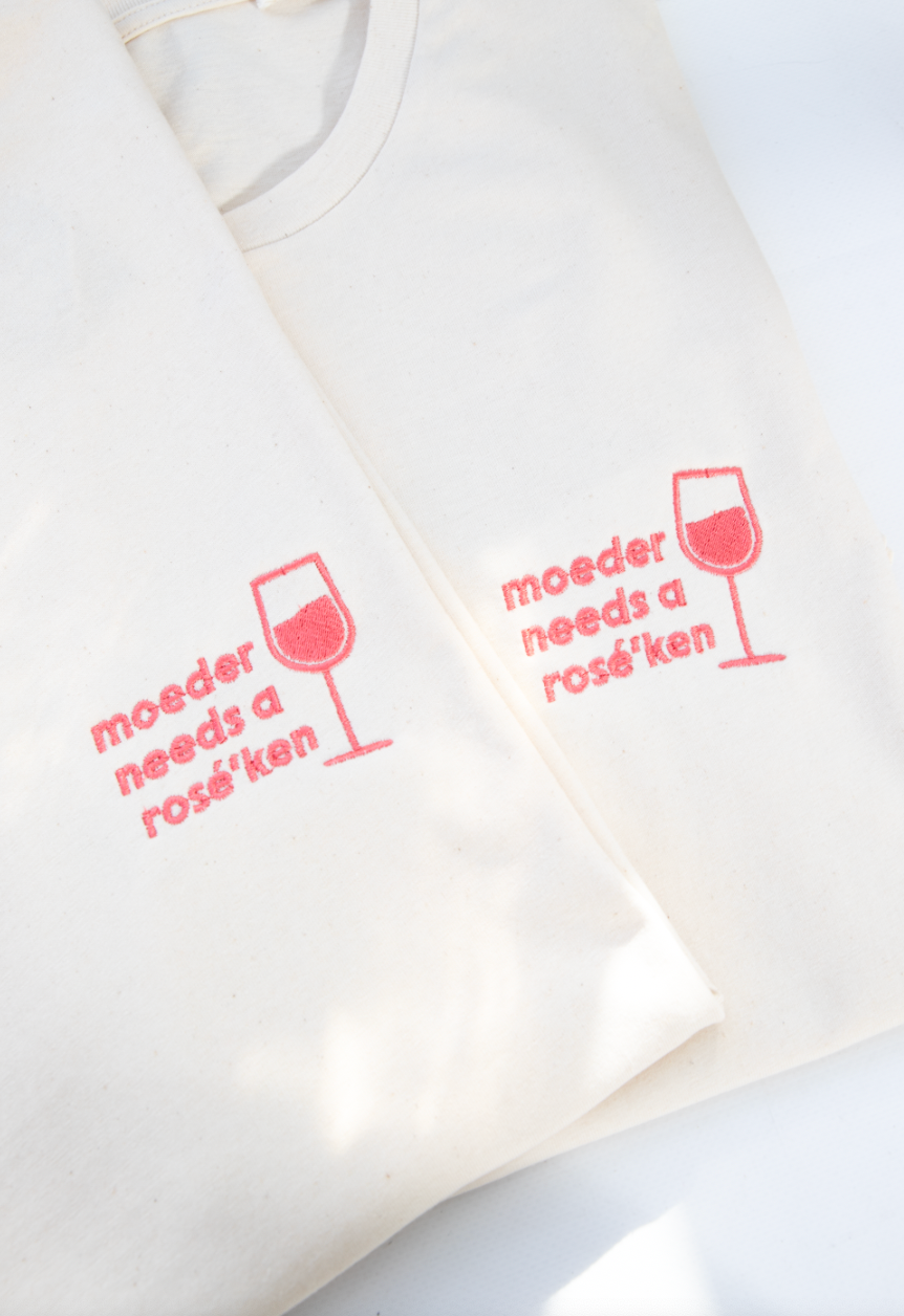 Moeder needs a rosé'ken ▪ T-shirt